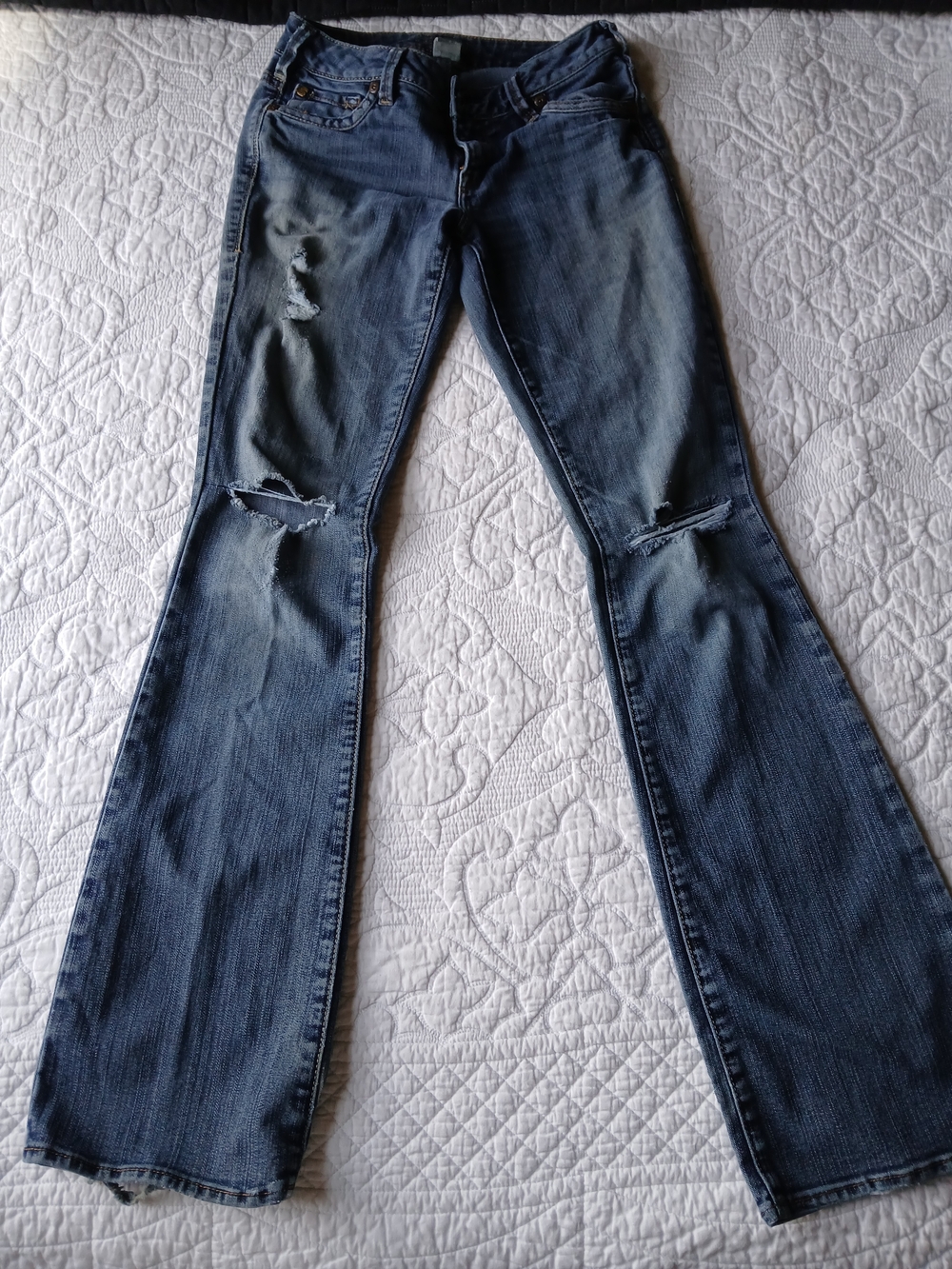 ♡Silver Jeans Women's Mid-Blue Distressed Flare Jeans